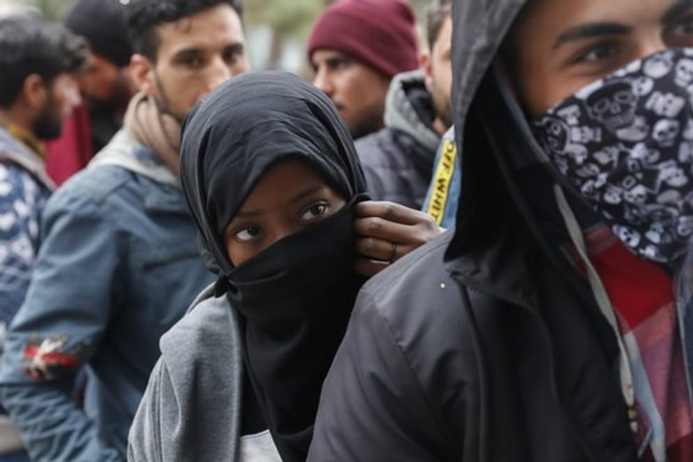 Migranten stehen in der Schlange vor einem Supermarkt in der Nähe der griechisch-türkischen Grenze.