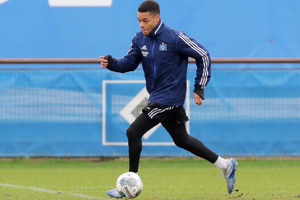 Jan Gyamerah im HSV-Mannschaftstraining: Nach etwa sechs Monaten Auszeit ist der Verteidiger wieder voll dabei.