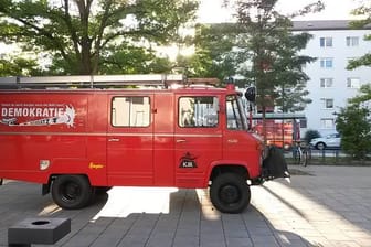 Das Demokratiemobil: Ein rotes Feuerwehrauto im Einsatz für den Kreisjugendring.