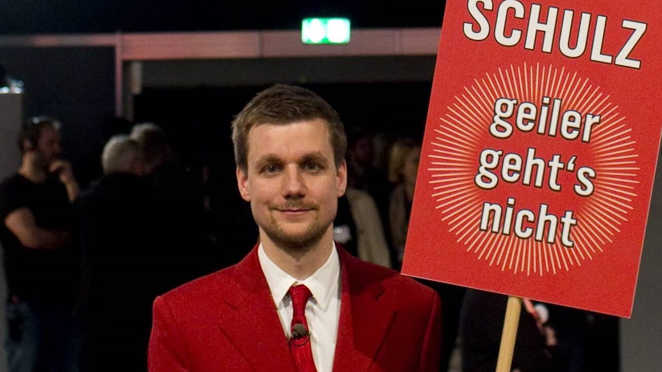 Tobias Schlegl unterwegst für "extra 3": Der Moderator besucht eine Parteiveranstaltung der SPD. (Archivbild 2017)