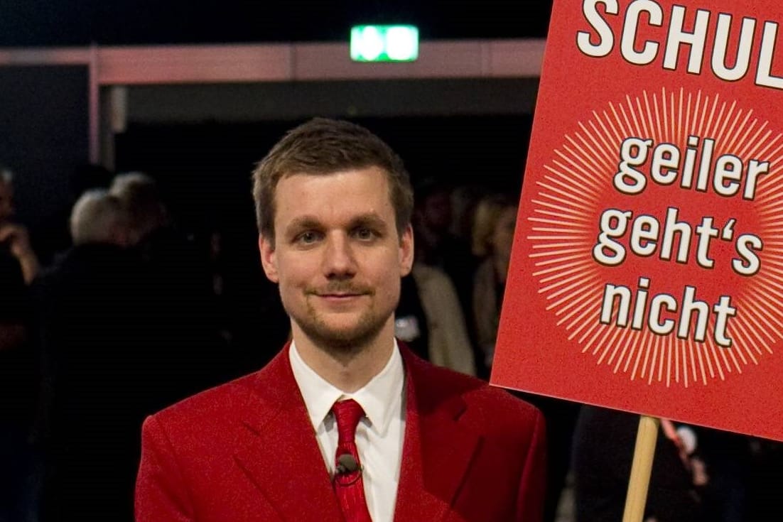 Tobias Schlegl unterwegst für "extra 3": Der Moderator besucht eine Parteiveranstaltung der SPD. (Archivbild 2017)