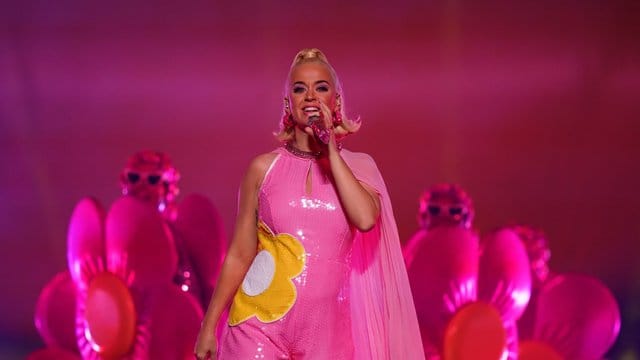 Katy Perry nach dem Kricket-Finalspiel der T20-Frauen-Weltmeisterschaft zwischen Australien und Indien auf der Bühne.