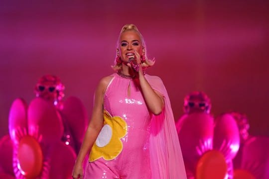 Katy Perry nach dem Kricket-Finalspiel der T20-Frauen-Weltmeisterschaft zwischen Australien und Indien auf der Bühne.