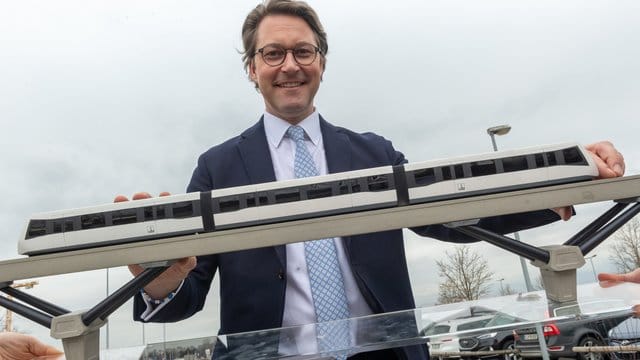 Andreas Scheuer (CSU) steht nach einer Pressekonferenz hinter einem Modell einer Magnetschwebebahn. Andreas Scheuer (CSU) steht nach einer Pressekonferenz hinter einem Modell einer Magnetschwebebahn.