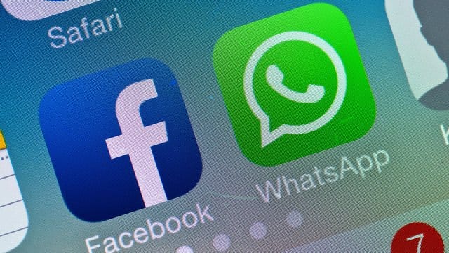 Das Logo von Facebook neben dem von WhatsApp auf einem Smartphone. Das Logo von Facebook neben dem von WhatsApp auf einem Smartphone.