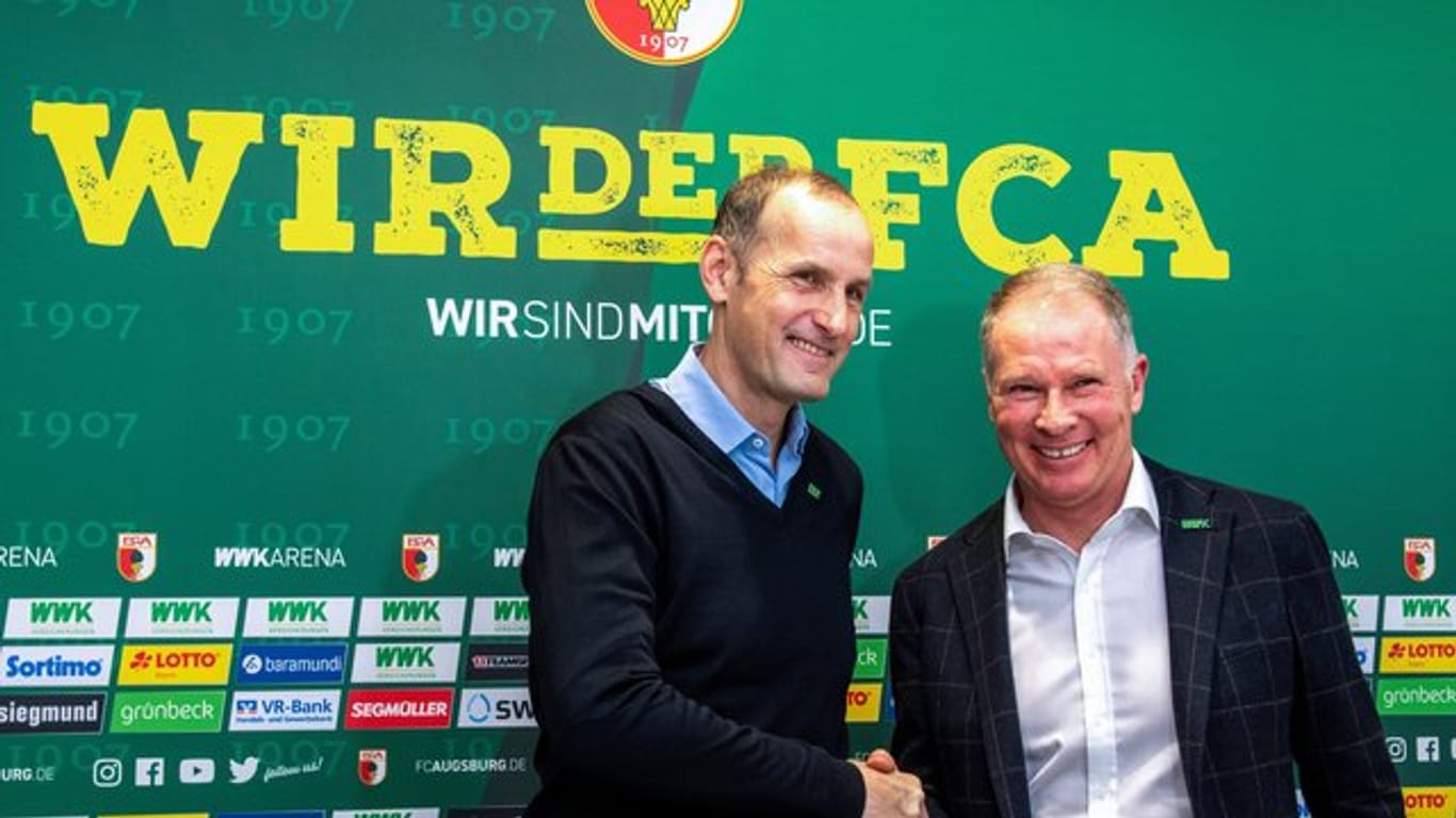 FCA-Manager Stefan Reuter (r) begrüßte Heiko Herrlich als neuen Trainer.