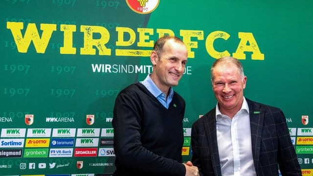 FCA-Manager Stefan Reuter (r) begrüßte Heiko Herrlich als neuen Trainer. FCA-Manager Stefan Reuter (r) begrüßte Heiko Herrlich als neuen Trainer.