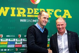 FCA-Manager Stefan Reuter (r) begrüßte Heiko Herrlich als neuen Trainer.