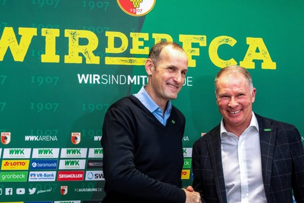 FCA-Manager Stefan Reuter (r) begrüßte Heiko Herrlich als neuen Trainer.