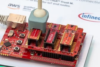 Der Chiphersteller Infineon hat bei der geplanten Übernahme des US-Konkurrenten Cypress Semiconductor eine wichtige Hürde genommen.
