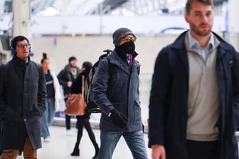 Ein Mann mit einer Schutzmaske: Immer mehr Länder melden Coronavirus-Fälle.