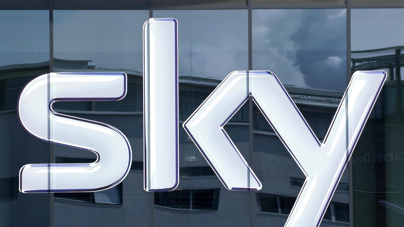 Logo an der Hauptverwaltung des Bezahl-Fernsehsenders Sky Deutschland AG in Unterföhring bei München: Nutzer bekommen bessere Konditionen für Sky Ticket.