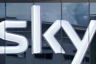 Logo an der Hauptverwaltung des Bezahl-Fernsehsenders Sky Deutschland AG in Unterföhring bei München: Nutzer bekommen bessere Konditionen für Sky Ticket.