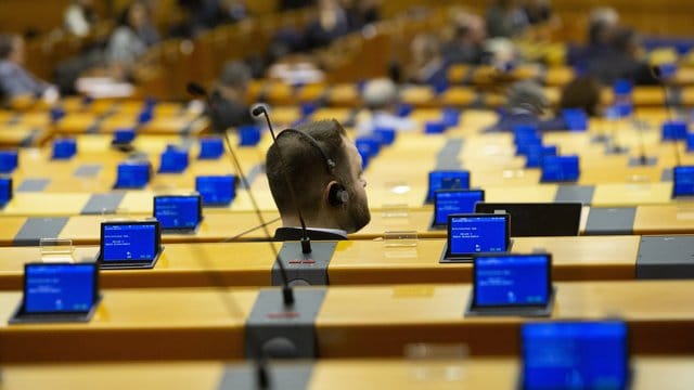 Das EU-Parlament diskutiert über das Coronavirus und "ungewöhnliche Maßnahmen". Das EU-Parlament diskutiert über das Coronavirus und "ungewöhnliche Maßnahmen".