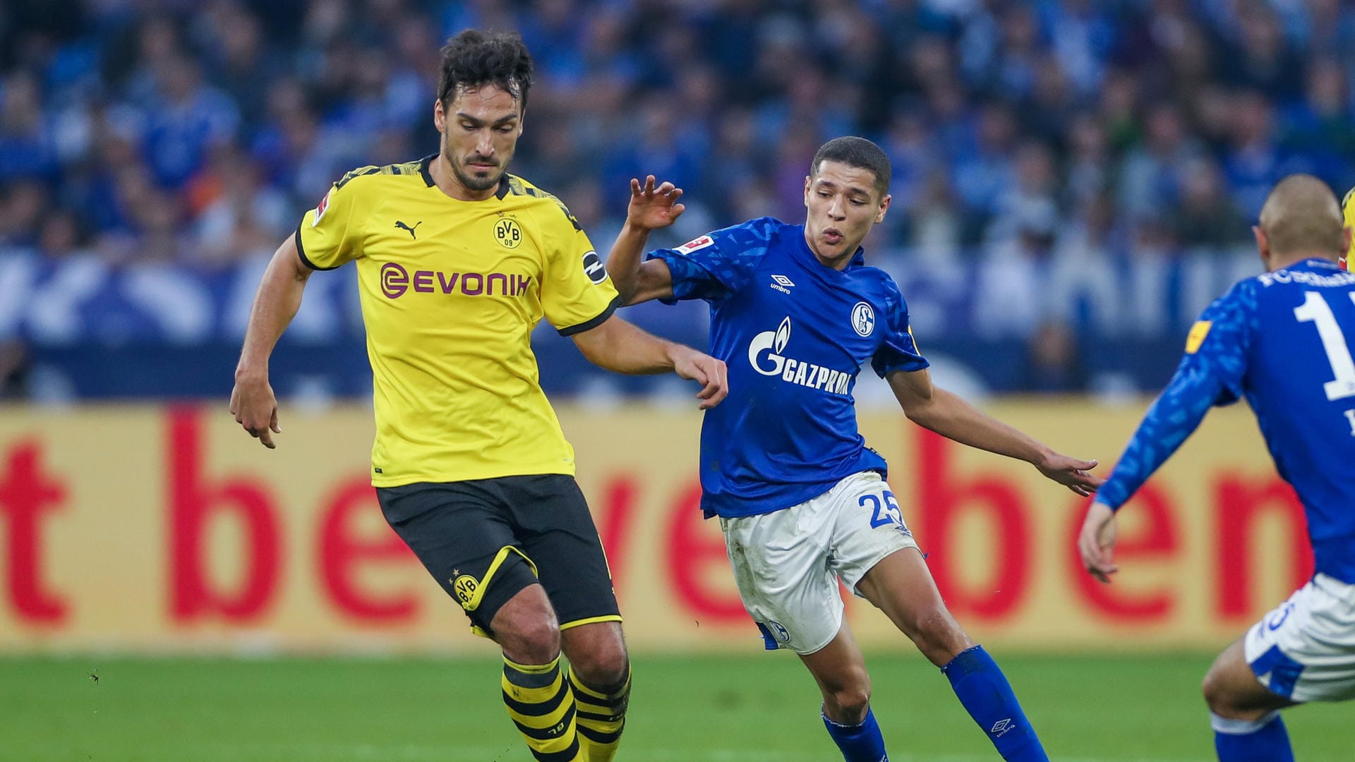 Werden im Revierderby auf die Unterstützung ihrer Fans verzichten müssen: Dortmunds Hummels (l.) und Schalkes Harit (r.). Werden im Revierderby auf die Unterstützung ihrer Fans verzichten müssen: Dortmunds Hummels (l.) und Schalkes Harit (r.).