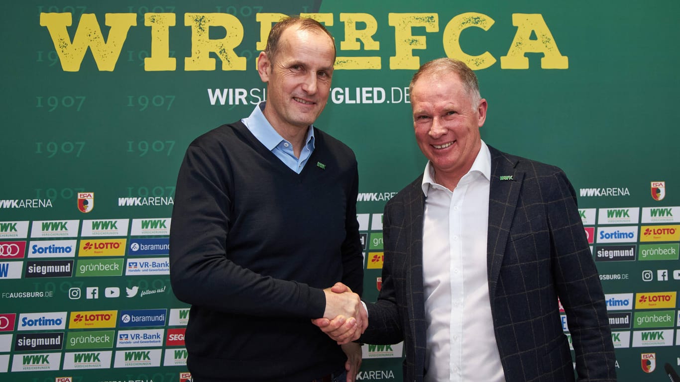 FC Augsburg: Heiko Herrlich wird neben Geschäftsführer Stefan Reuter (r.) als neuer Trainer vorgestellt.