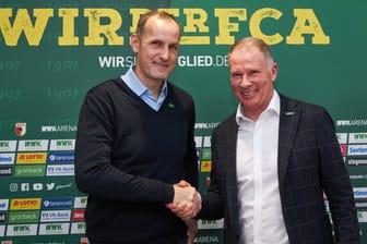 FC Augsburg: Heiko Herrlich wird neben Geschäftsführer Stefan Reuter (r.) als neuer Trainer vorgestellt.