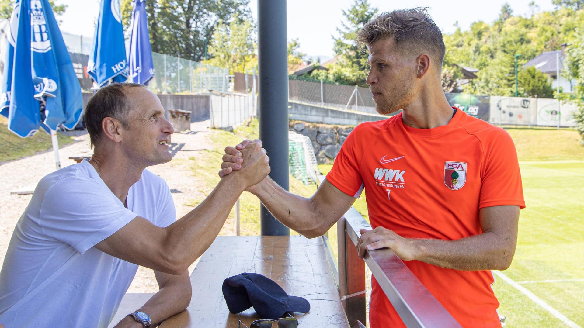 Florian Niederlechner: Der Stürmer (r.) am Trainingsplatz des FCA mit Heiko Herrlich im vergangenen Jahr.