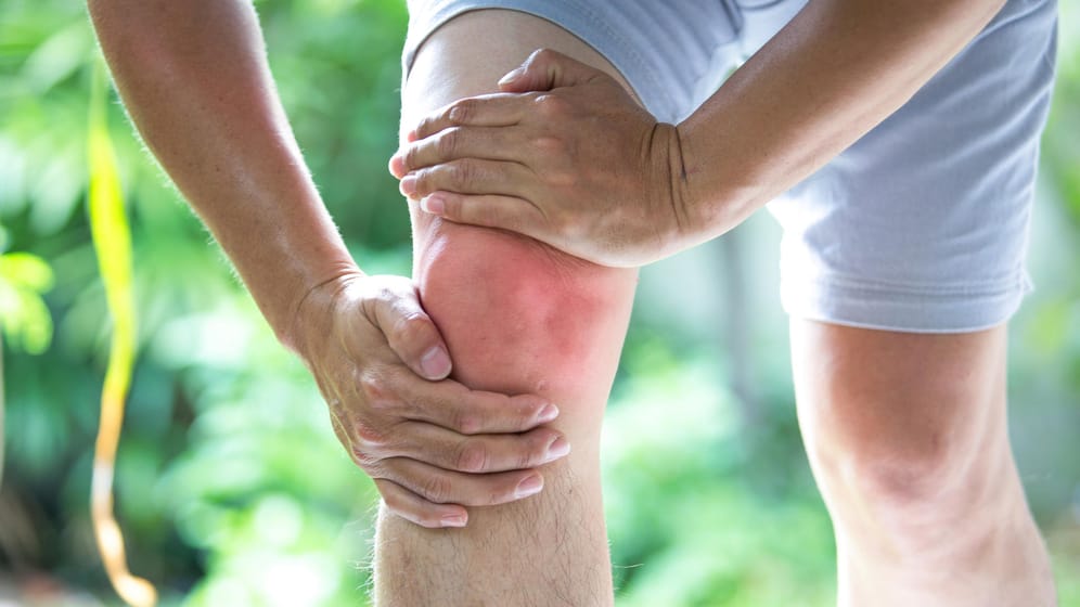 Schmerzen im Knie: Bei einer Kniearthrose ist eine frühzeitige Diagnose wichtig, um Folgeschäden zu vermeiden.