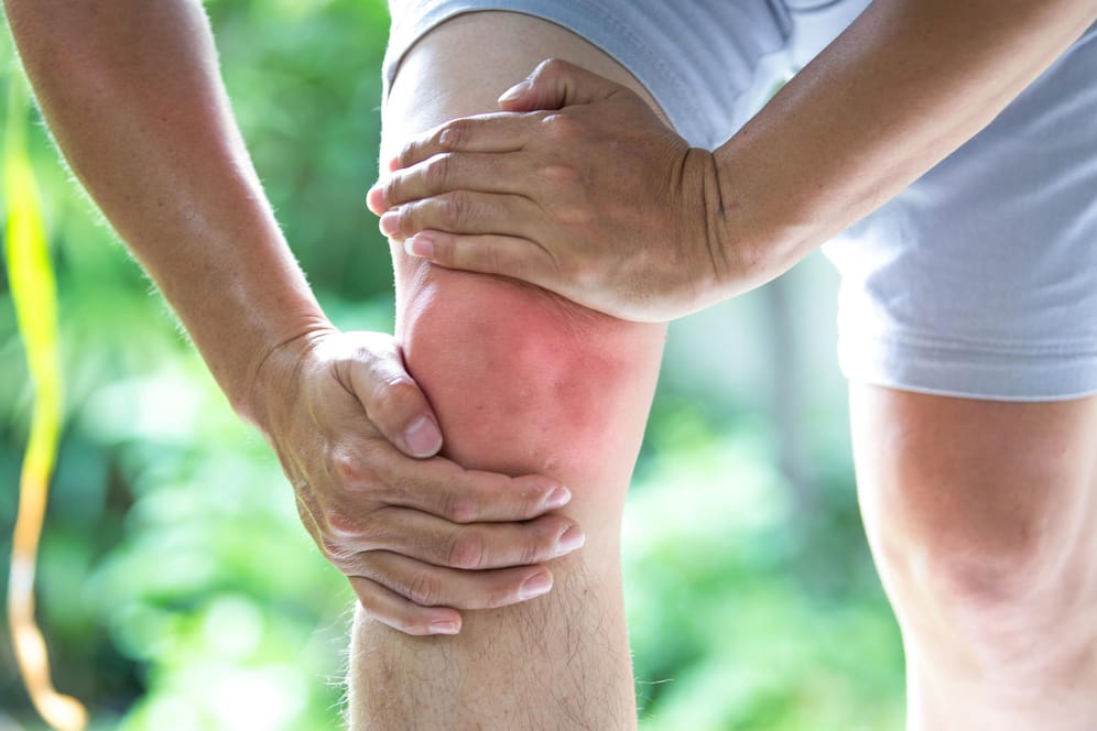 Schmerzen im Knie: Bei einer Kniearthrose ist eine frühzeitige Diagnose wichtig, um Folgeschäden zu vermeiden.