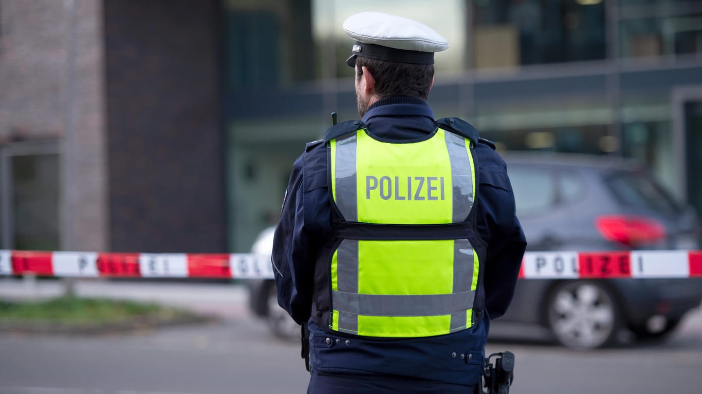 Ein Polizist in NRW (Symbolfoto): Gegen den Beamten wurden ein entsprechendes Strafverfahren sowie ein Disziplinarverfahren eingeleitet.