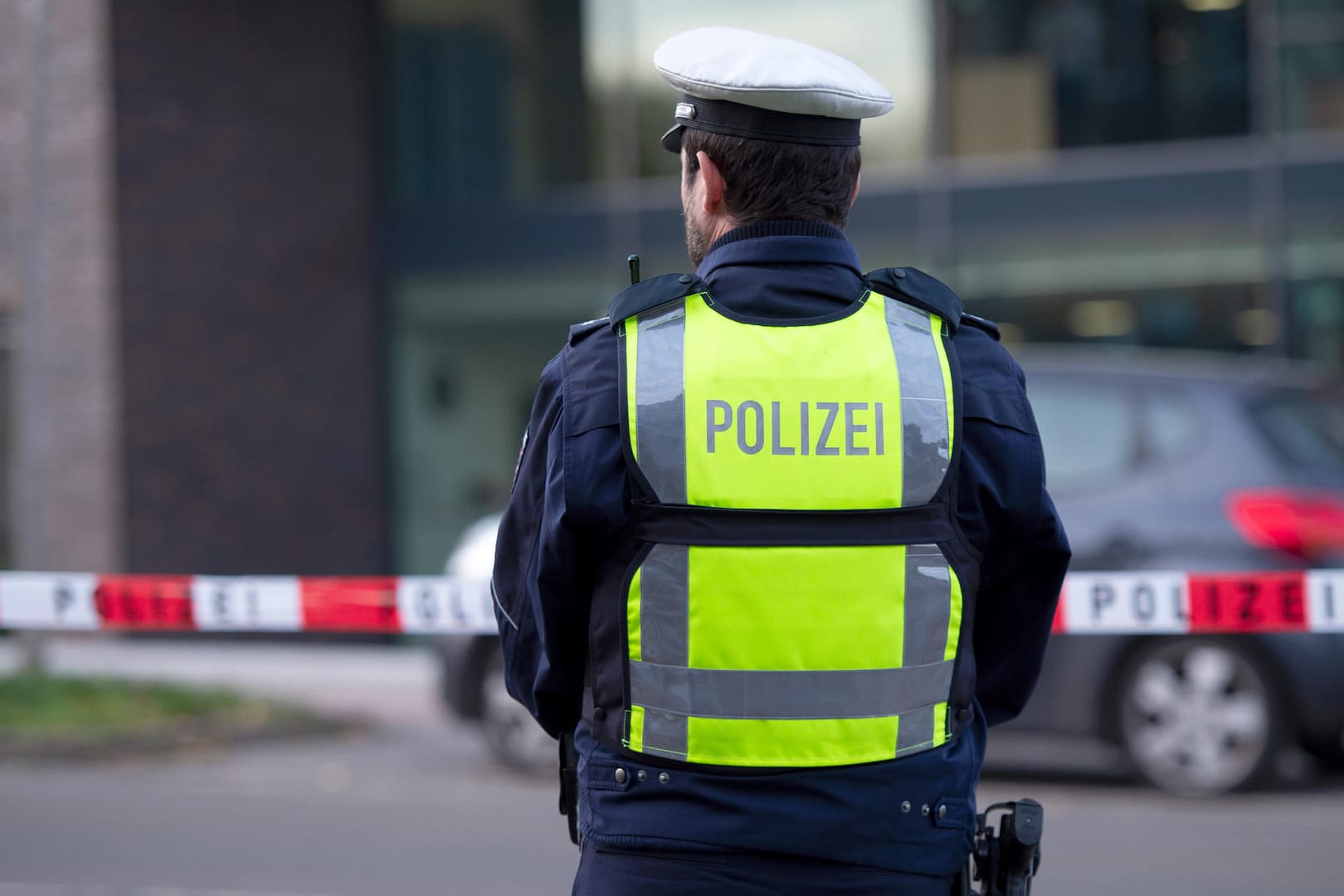 Ein Polizist in NRW (Symbolfoto): Gegen den Beamten wurden ein entsprechendes Strafverfahren sowie ein Disziplinarverfahren eingeleitet.