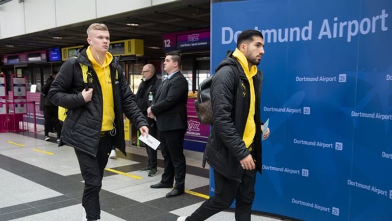 Erling Haaland (l) und Emre Can von Borussia Dortmund am Flughafen vor dem Abflug nach Paris.
