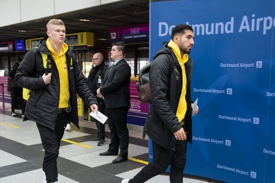 Erling Haaland (l) und Emre Can von Borussia Dortmund am Flughafen vor dem Abflug nach Paris.