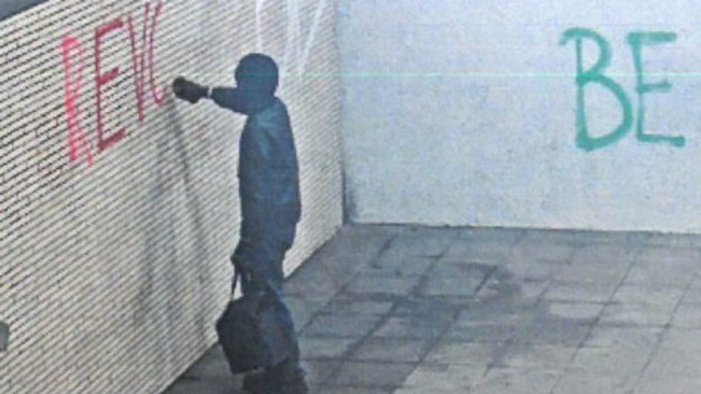 Ein junger Mann sprüht an eine Wand im Essener Hauptbahnhof: Es handelte sich allerdings nicht um Banksy, wie die Bundespolizei mitteilte.