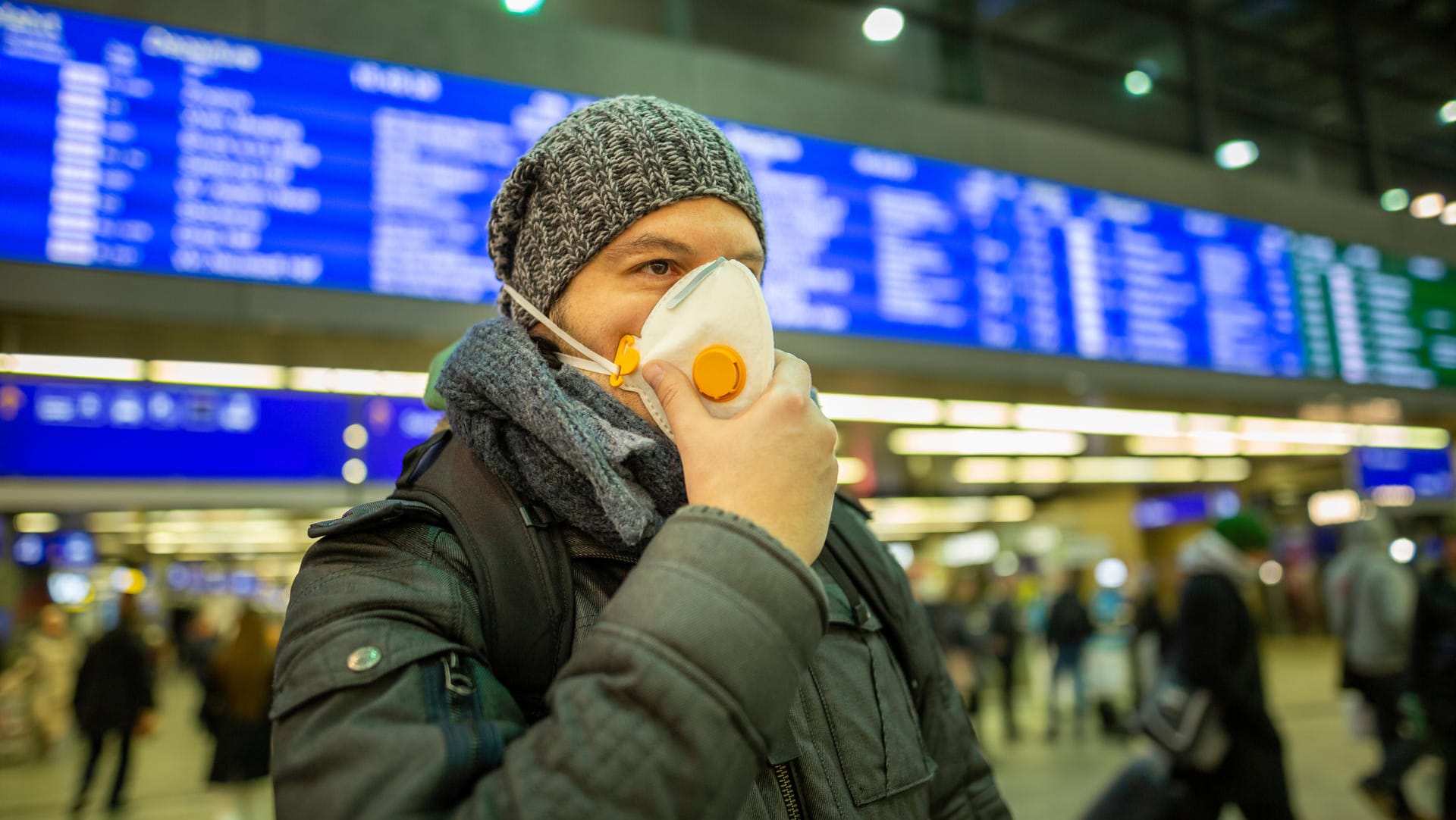 Reisen: Wegen der Ausbreitung des Coronavirus gibt es an vielen Landesgrenzen verstärkt Einreisekontrollen.