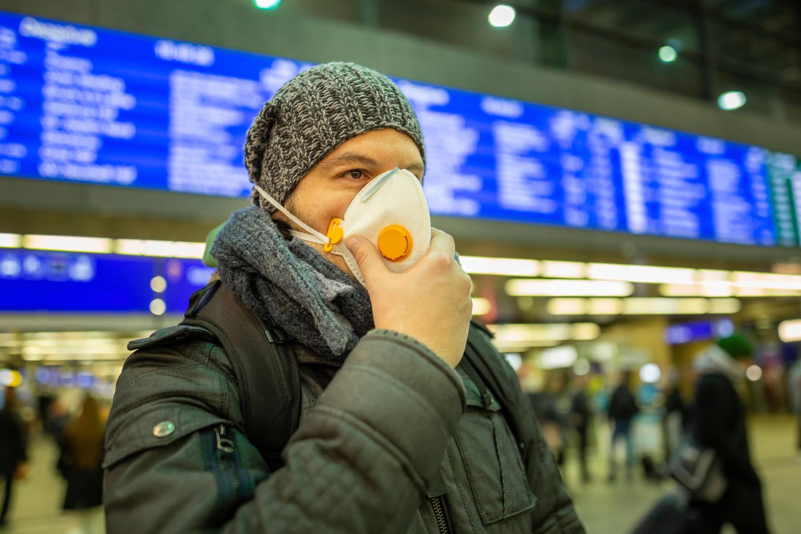 Reisen: Wegen der Ausbreitung des Coronavirus gibt es an vielen Landesgrenzen verstärkt Einreisekontrollen.