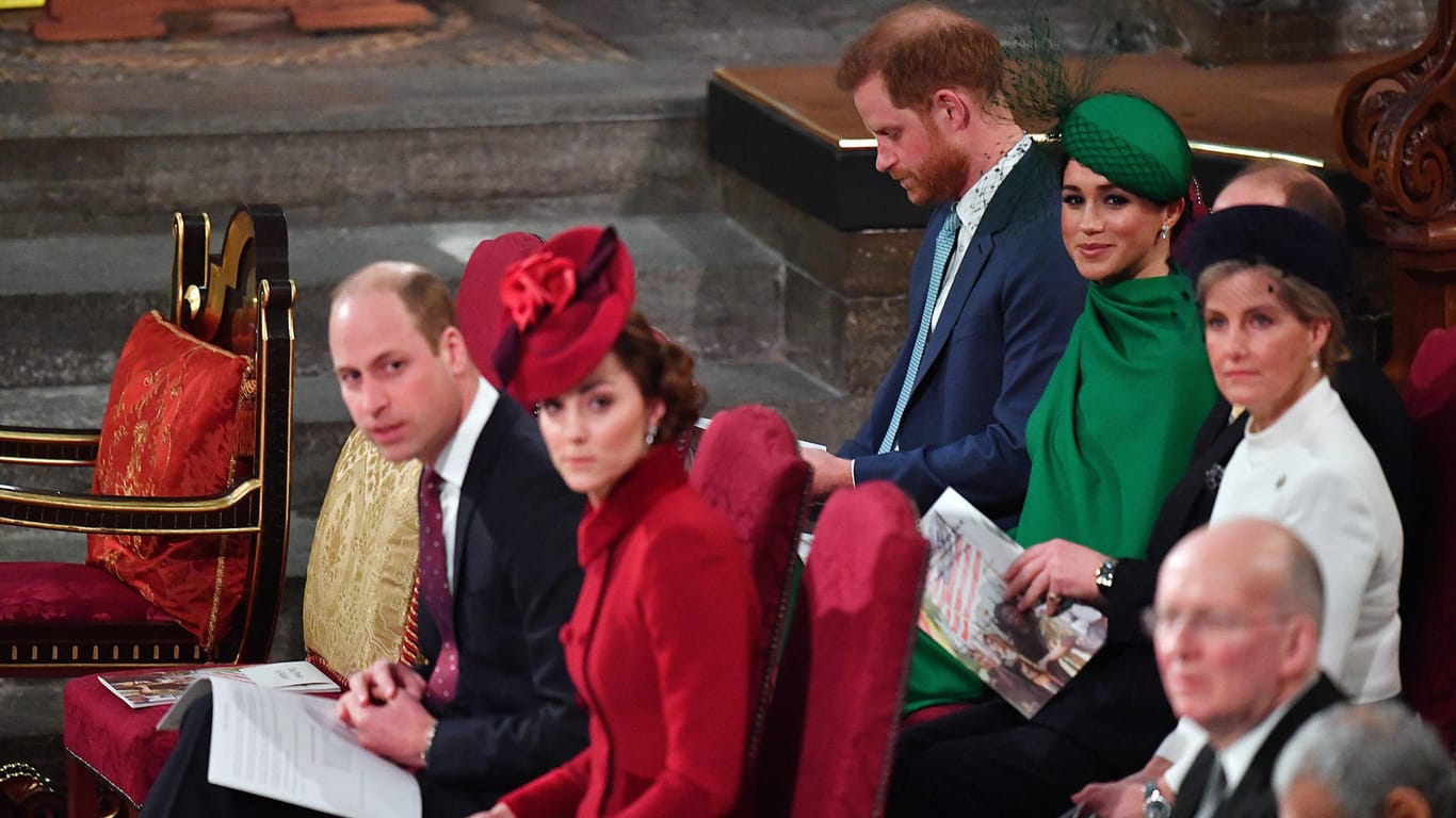 Nur zweite Reihe: Harry und Meghan sitzen hinter William und Kate.