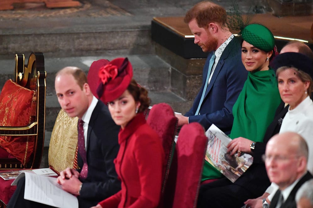 Nur zweite Reihe: Harry und Meghan sitzen hinter William und Kate.
