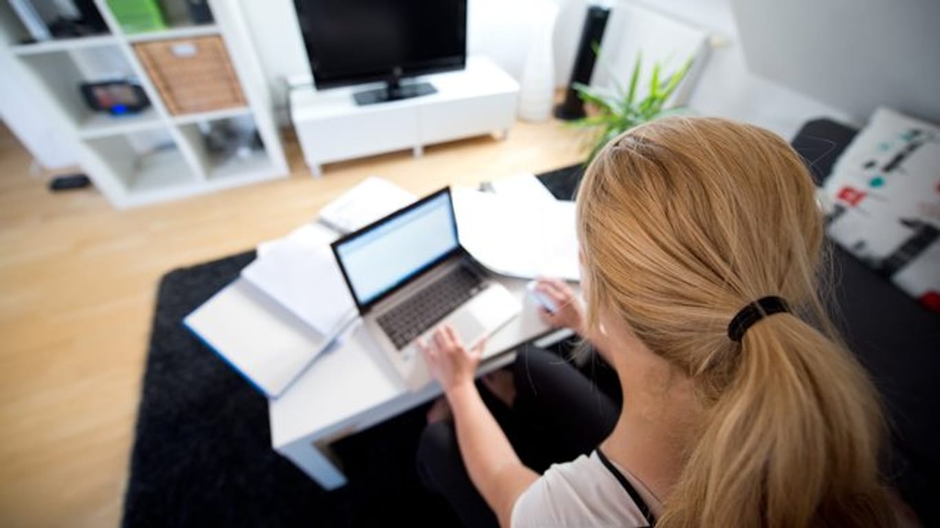 Laut einer Umfrage würden 38 Prozent der Teilnehmer wegen der Corona-Epedemie lieber im Homeoffice arbeiten.