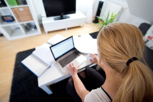 Laut einer Umfrage würden 38 Prozent der Teilnehmer wegen der Corona-Epedemie lieber im Homeoffice arbeiten.