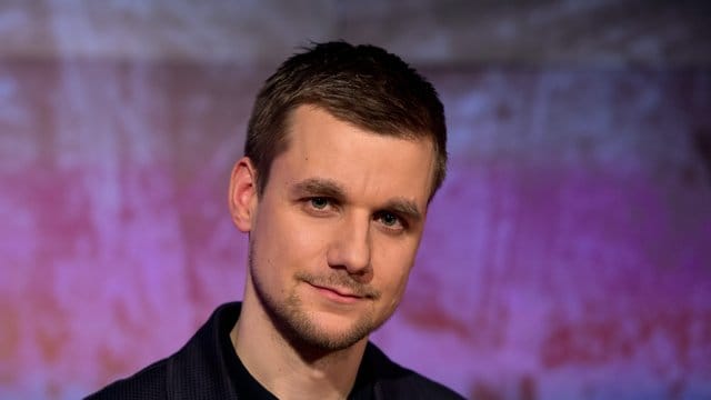 Nach seiner Ausbildung zum Notfallsanitäter will Tobias Schlegel seine "mediale Arbeit" wieder "etwas hochfahren". Nach seiner Ausbildung zum Notfallsanitäter will Tobias Schlegel seine "mediale Arbeit" wieder "etwas hochfahren".