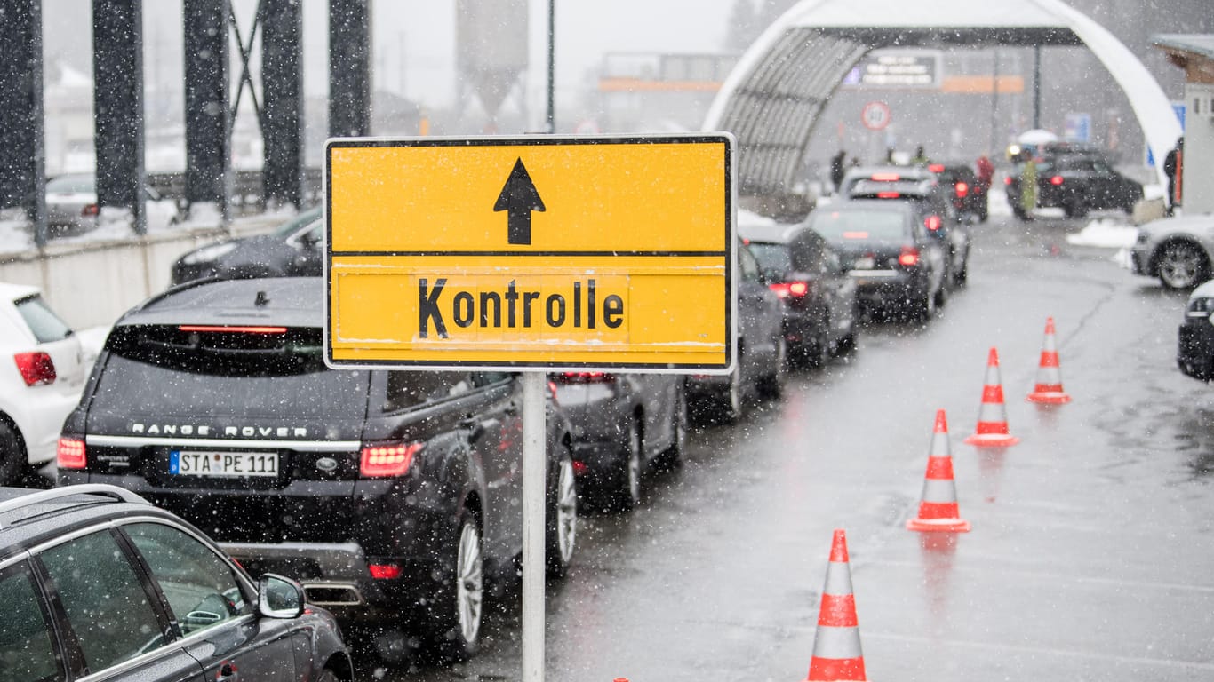 Autokontrollen am Brenner: Österreich führt zum Schutz vor einer weiteren Ausbreitung des neuartigen Coronavirus Stichproben für Einreisende an der Landesgrenze ein.