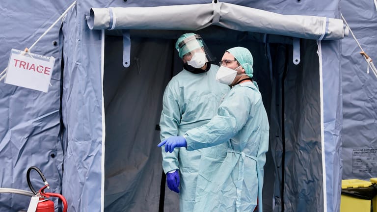 Medizinisches Personal an einem Kontrollpunkt vor einem Krankenhaus in Italien: Intensivstationen haben sich rapide gefüllt.