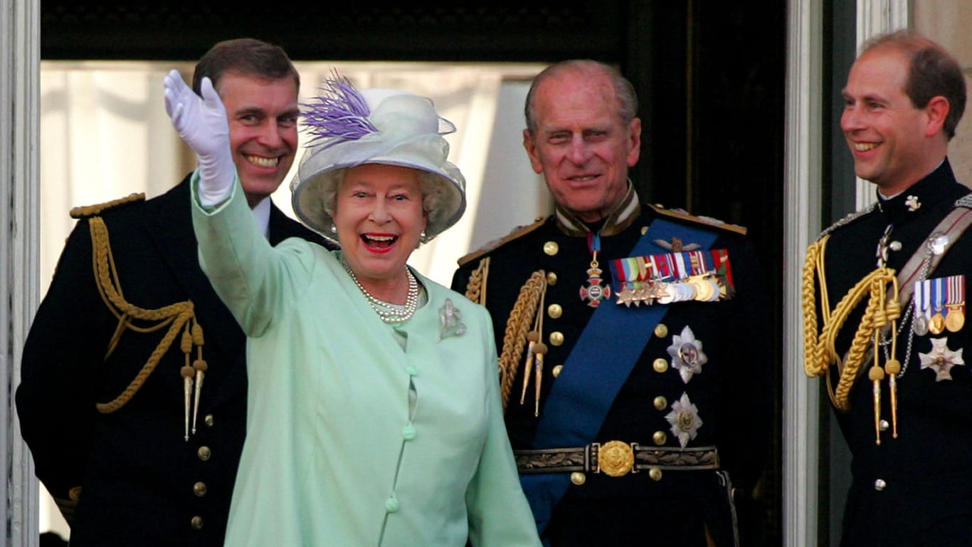 Queen Elizabeth II. im Jahr 2005: Rechts im Bild ist Prinz Edward zu sehen.