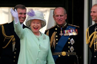 Queen Elizabeth II. im Jahr 2005: Rechts im Bild ist Prinz Edward zu sehen.