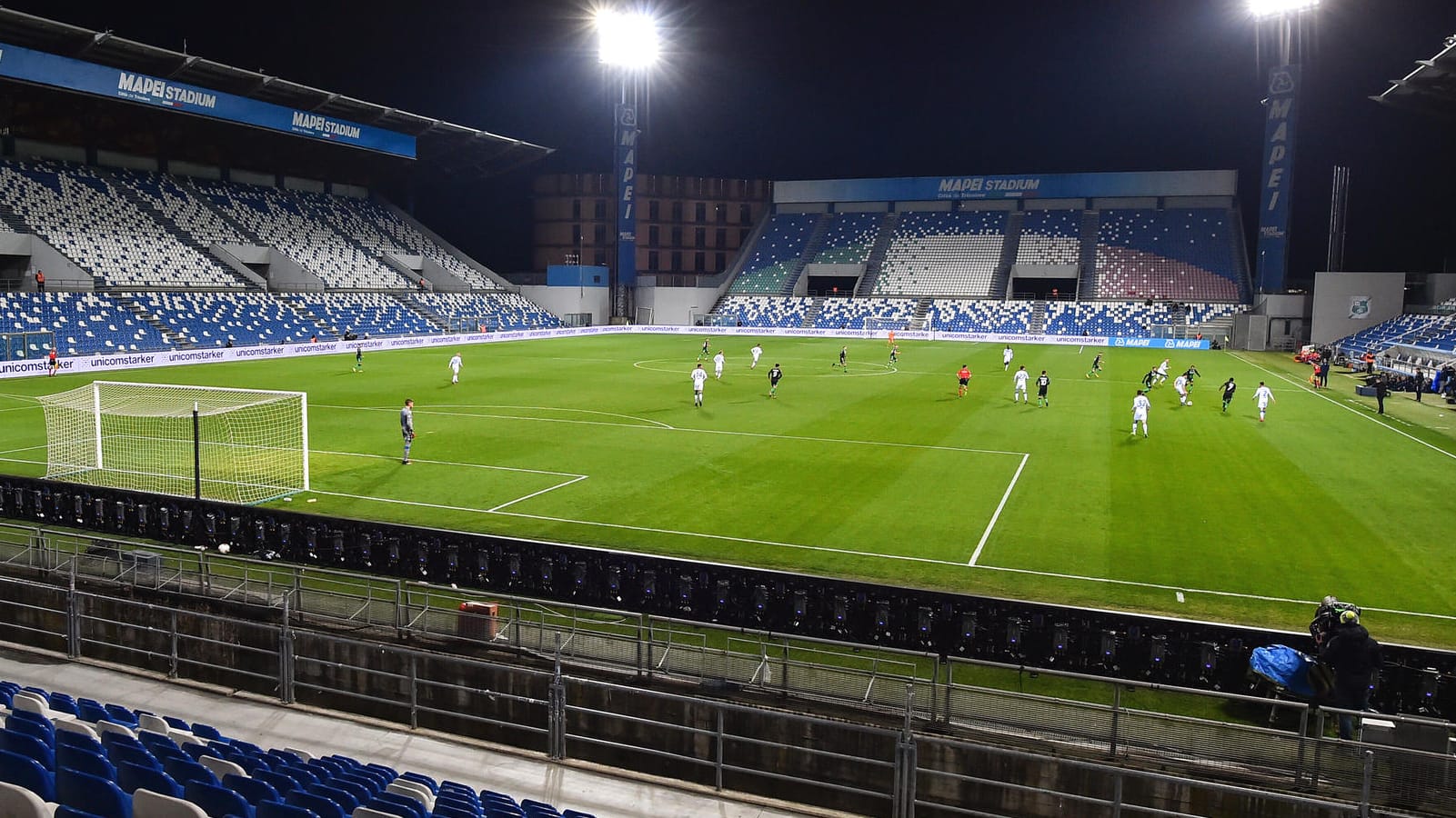 Das italienische Erstligaspiel Sassuolo gegen Brescia fand am Montag ohne Zuschauer statt: Solche Szenen wird es auch in der Bundesliga geben.