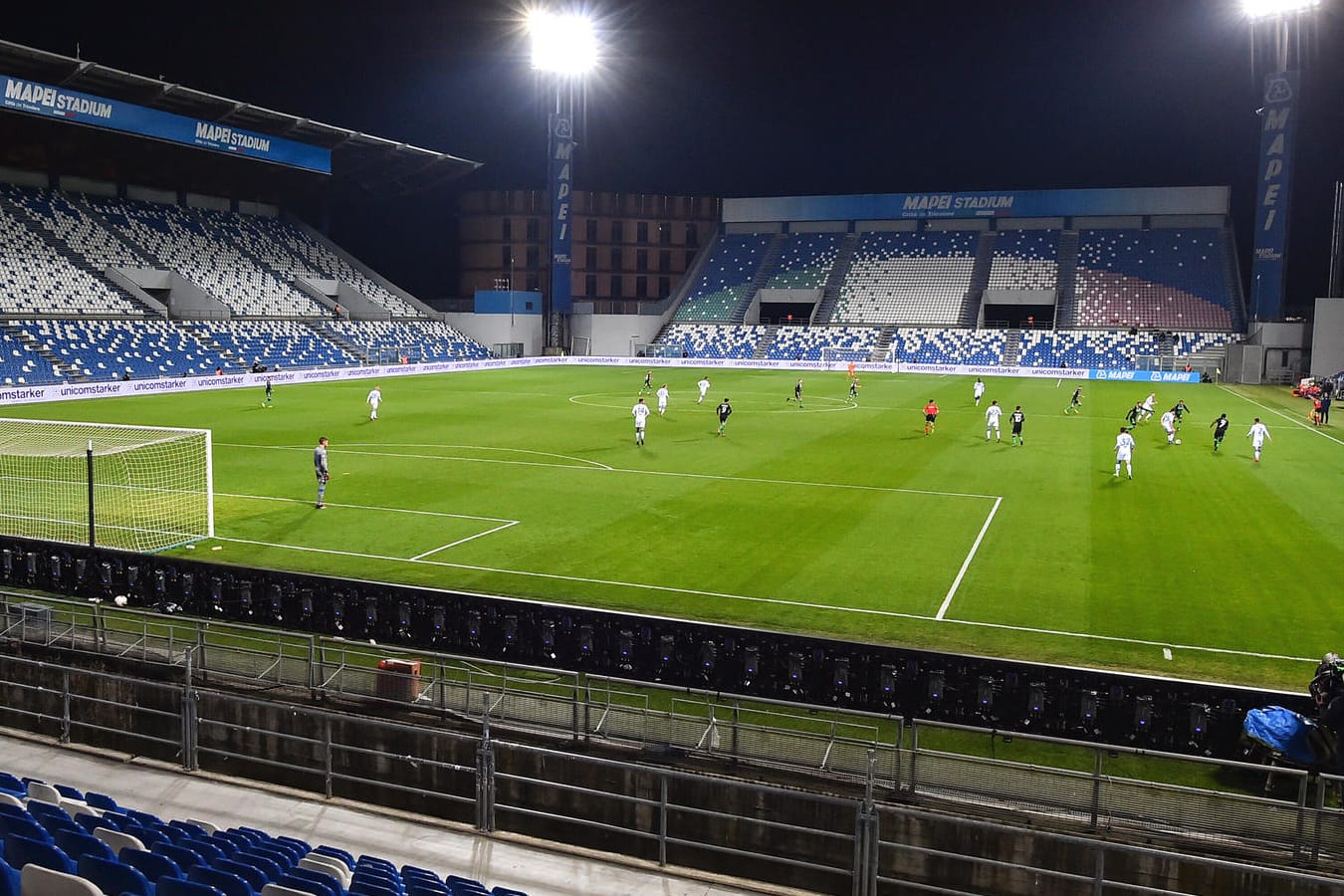 Das italienische Erstligaspiel Sassuolo gegen Brescia fand am Montag ohne Zuschauer statt: Solche Szenen wird es auch in der Bundesliga geben.