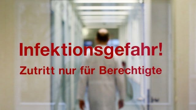 "Infektionsgefahr! Zutritt nur für Berechtigte" steht an der Tür am Institut für Medizinische Mikrobiologie, Virologie und Hygiene in Rostock. "Infektionsgefahr! Zutritt nur für Berechtigte" steht an der Tür am Institut für Medizinische Mikrobiologie, Virologie und Hygiene in Rostock.