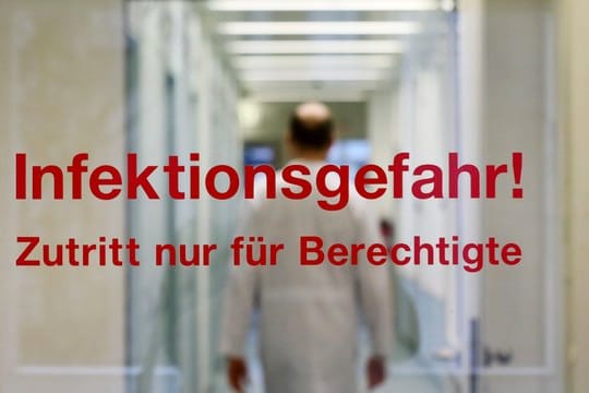 "Infektionsgefahr! Zutritt nur für Berechtigte" steht an der Tür am Institut für Medizinische Mikrobiologie, Virologie und Hygiene in Rostock.