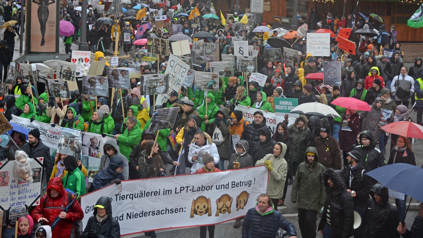 Mehr als 15.000 Menschen demonstrierten im November in der Hamburger Innenstadt: Sie forderten ein Ende der Tierversuche und die Schließung des Labors LPT.