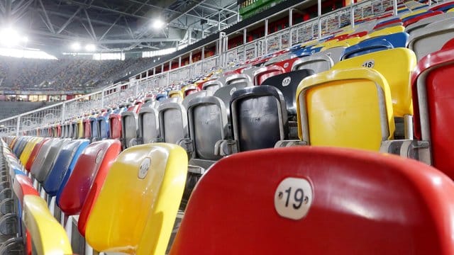 Bei vielen Bundesligaspielen bleiben infolge der Coronavirus-Ausbreitung die Stadien leer.