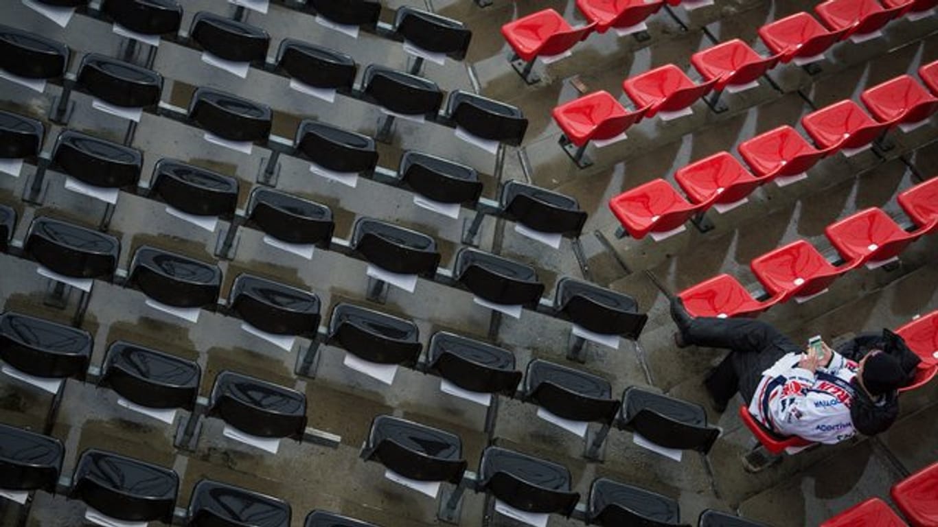 Beim Fußball-Länderspiel Deutschland gegen Italien bleiben die Zuschauerränge im Nürnberger Stadion leer.