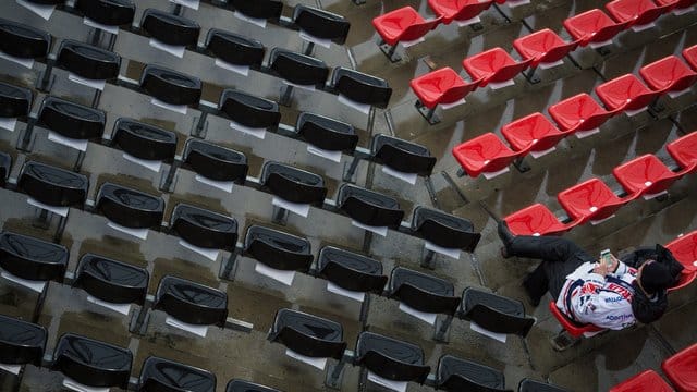 Beim Fußball-Länderspiel Deutschland gegen Italien bleiben die Zuschauerränge im Nürnberger Stadion leer. Beim Fußball-Länderspiel Deutschland gegen Italien bleiben die Zuschauerränge im Nürnberger Stadion leer.