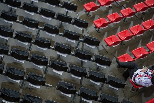 Beim Fußball-Länderspiel Deutschland gegen Italien bleiben die Zuschauerränge im Nürnberger Stadion leer.