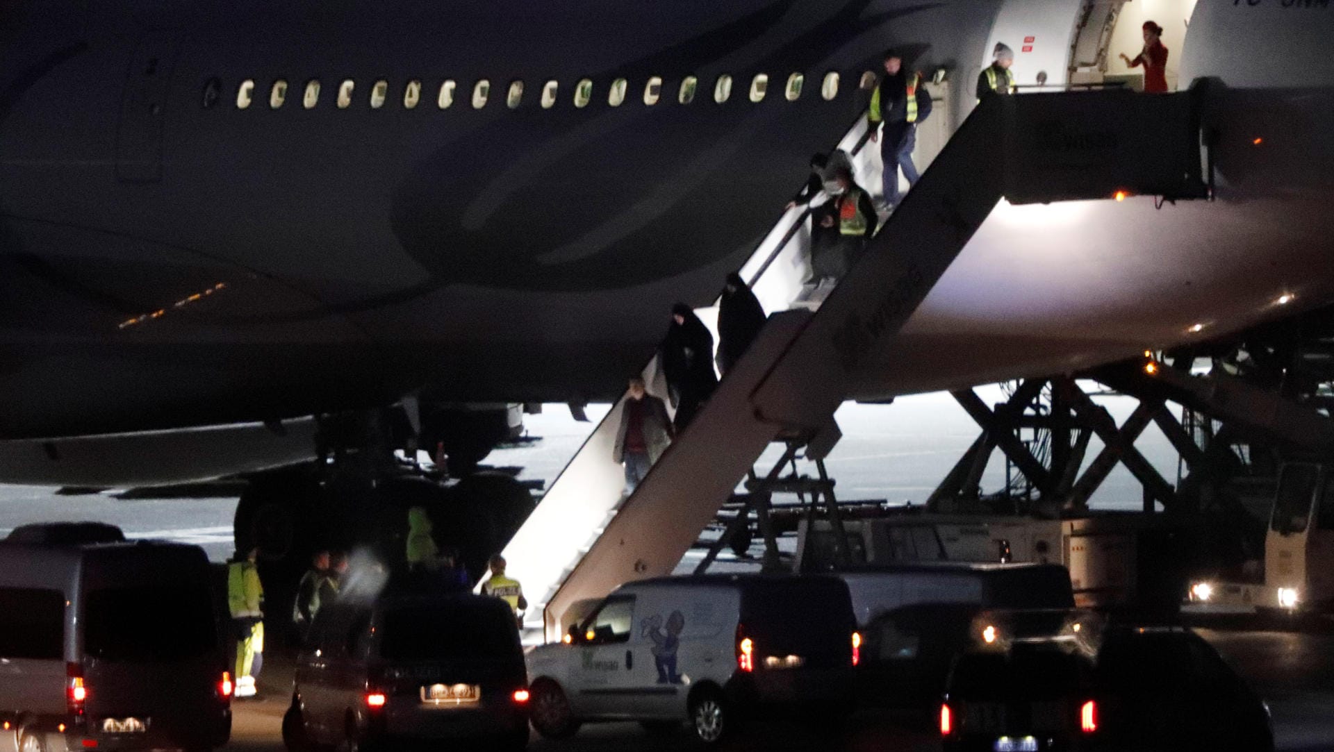Mutmaßliche IS-Kämpfer und Angehörige werden im November in Berlin aus einem türkischen Flugzeug geführt: Die Türkei zählt oft auch Frauen und Kinder als Terroristen. (Archivbild) Mutmaßliche IS-Kämpfer und Angehörige werden im November in Berlin aus einem türkischen Flugzeug geführt: Die Türkei zählt oft auch Frauen und Kinder als Terroristen. (Archivbild)